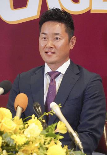 記者会見し、今季限りでの現役引退を表明した楽天の銀次=22日、仙台市