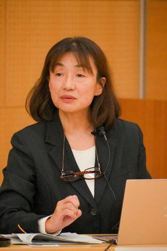 虐待が及ぼす子どもへの影響や、叱らずに済む子育ての方法について解説する榊原信子氏=23日、八戸市総合保健センター