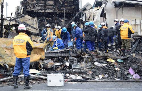 三村申吾前知事の自宅跡で実況見分する関係者=29日、おいらせ町下明堂