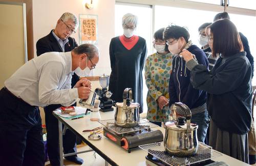 心の健康増進を目指して初開講した「珈琲講座」