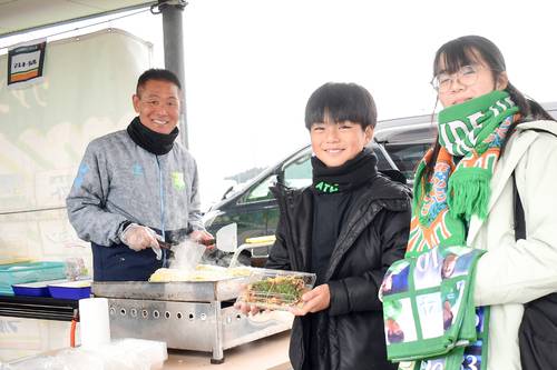 ファンと記念撮影に応じる石﨑信弘監督(左)=3日、八戸市プライフーズスタジアム