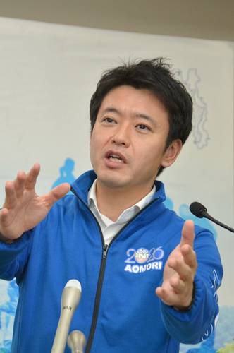 記者会見する宮下宗一郎知事=4日、青森県庁