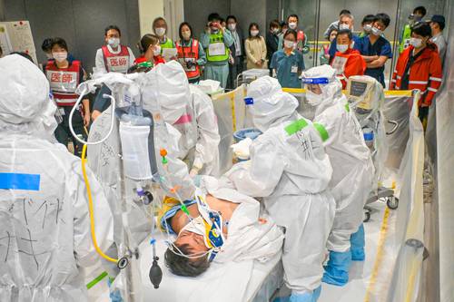 合同訓練で傷病者の処置に当たる医師ら=5日、八戸市立市民病院