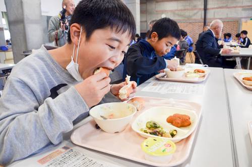 パンと一緒に、純和鶏を使ったシチューを味わう児童