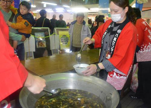 青森県産ベビーホタテ入りのスープが来場者に振る舞われた=10日、八戸市