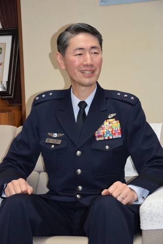 離任のあいさつをする安藤忠司空将=15日、三沢市役所