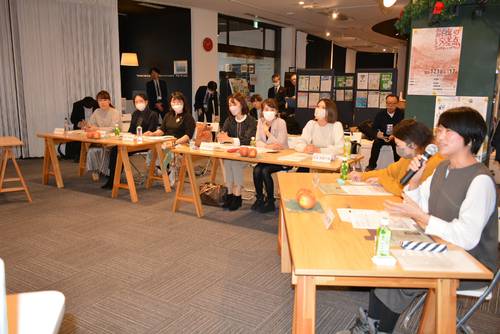 少子化対策に向けてどのような支援が必要か意見を交わす参加者=16日、青森市