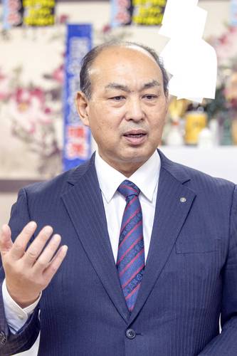 報道陣のインタビューに答える山本晴美氏=17日午後9時15分ごろ、田子町田子