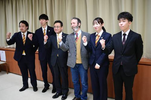 日本学生氷上競技選手権での活躍を誓った八学大の選手ら=八戸市庁