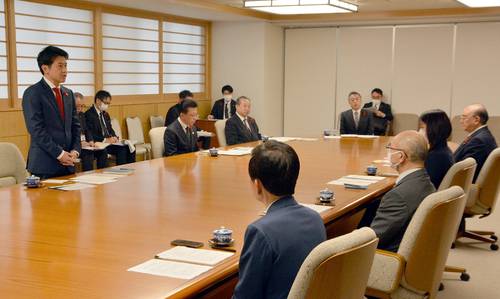 JR津軽線の沿線4市町村長に県の対応を説明する宮下宗一郎知事(左)=22日、青森県庁