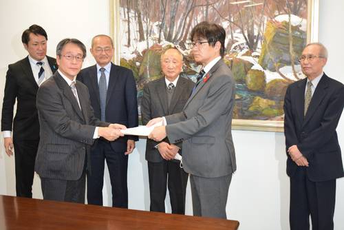 高齢者福祉政策の充実を求める石田隆志会長(左から2人目)=25日、青森県庁