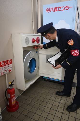 八食センター内の設備を点検する八戸消防署員