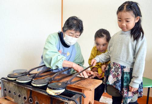 てんぽせんべい作りを体験する子どもたち