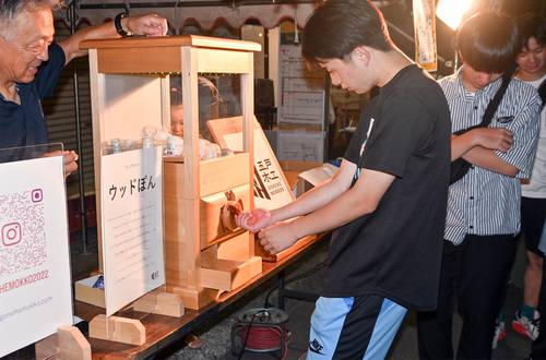 ビックリ夜店に設けられた木製ガチャのコーナー。多くの小中学生が列を作った