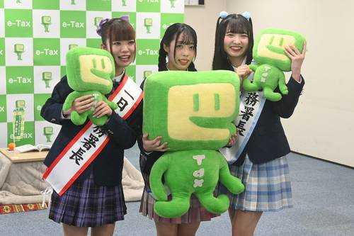スマホで確定申告を―と呼びかける「pacchi」のメンバー