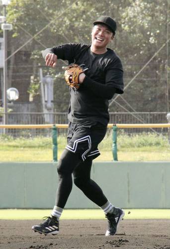 練習を公開した巨人・坂本=那覇市