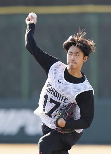 キャッチボールをする巨人・西舘=川崎市のジャイアンツ球場