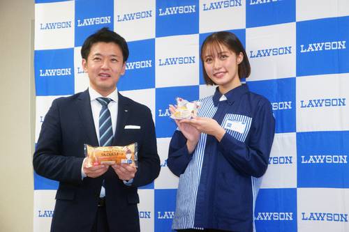 監修した商品をPRする王林さん(右)と宮下宗一郎知事=16日、青森県庁