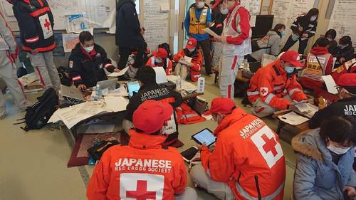 珠洲市の活動拠点本部で情報収集に当たる救護班メンバー=10日(八戸赤十字病院提供)