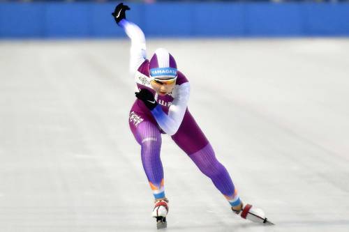 【女子500メートル】41秒87で5位入賞した石岡文那(下長中―山形中央)=岐阜県クリスタルパーク恵那スケート場