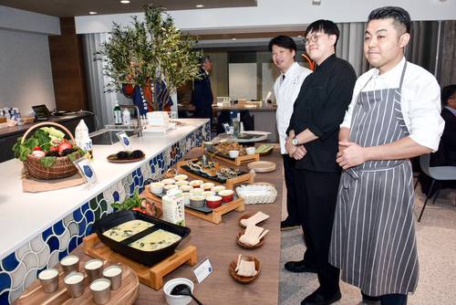 限定メニューをPRする各店舗の料理人ら=18日、東京・銀座