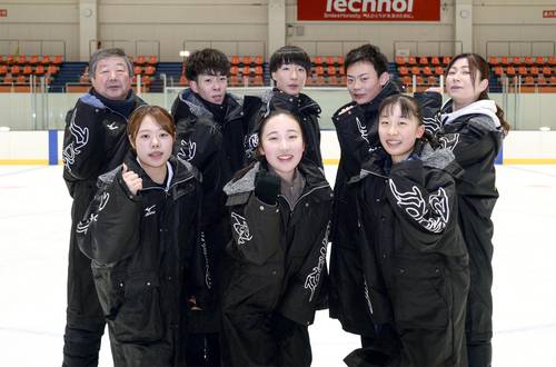 国スポ冬季大会のフィギュアスケート競技に向け、気合いを入れる八戸FSCの選出メンバーら=テクノルアイスパーク八戸