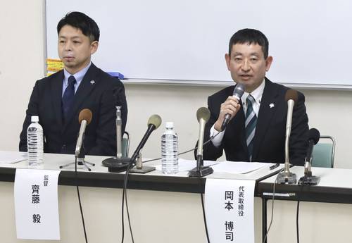 北海道ワイルズの東京移転について記者会見する岡本博司代表(右)=27日夜、北海道釧路市