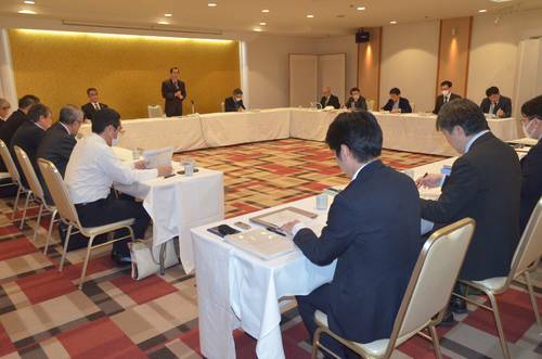 次期青森県輸出戦略の素案を了承した会議=29日、青森市