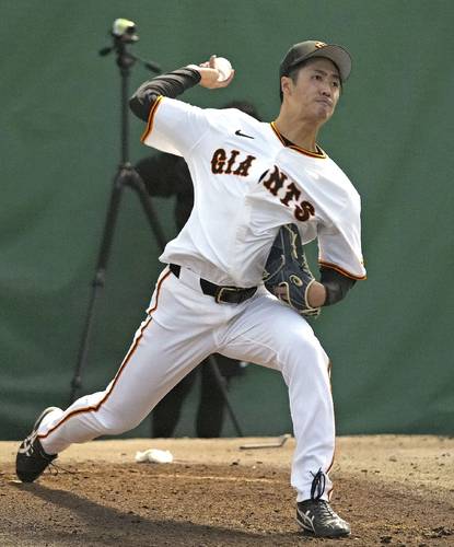 ブルペンで投球練習する巨人・西舘=宮崎