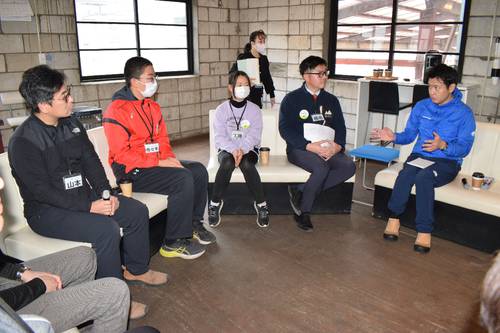 宮下宗一郎知事(右)と意見を交わす根市大樹理事長(右から2人目)ら学びどきの関係者