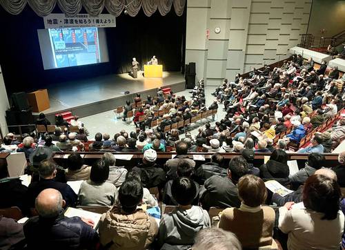 約350人が青森県内で発生する地震や津波の特性について学んだ地震本部地域講演会=4日、八戸市公民館ホール
