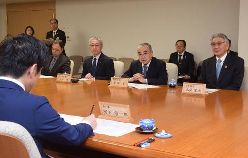 森林整備や青森県産材の活用促進などを求める(右から)本間家大会長、吉田豊会長ら=7日、青森県庁