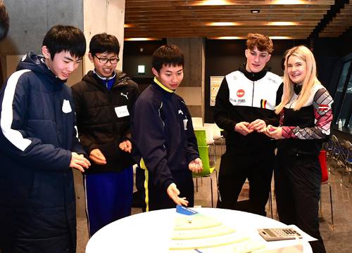 ボードゲームを楽しむ地元中学生と海外選手=7日、YSアリーナ八戸