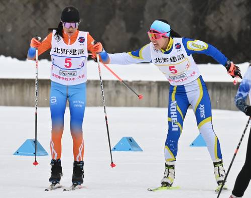 【女子距離リレー】青森は3走乙部海音(右、野辺地)が4走山田琴都(大鰐)にタッチ=長野県野沢温泉スキー場