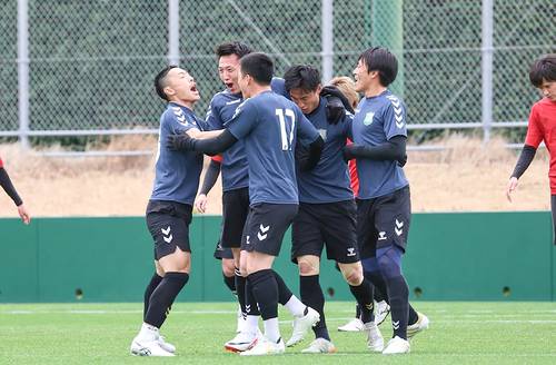 得点に喜ぶヴァンラーレ八戸の選手=茨城県神栖市海浜運動公園サッカー場(いわてグルージャ盛岡提供)