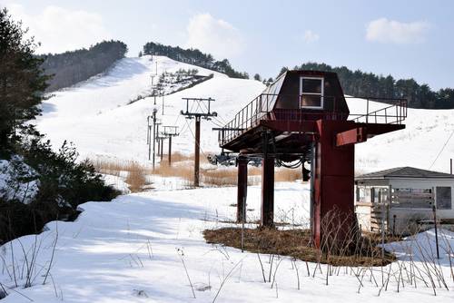運営する十和田観光電鉄と野辺地町が営業の再開を断念した国設野辺地まかど温泉スキー場=14日、同町