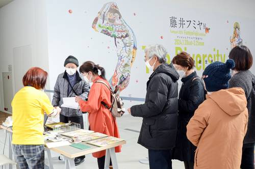 「藤井フミヤ展」に足を運ぶ市民ら=八戸市美術館