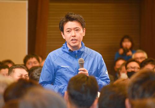県政報告会で人口減少対策などに意欲を示す宮下宗一郎知事=17日、青森市