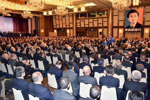 宮下宗一郎知事の政治資金パーティーには千人以上が集まり、新県政への関心の高さをうかがわせた=17日、青森市