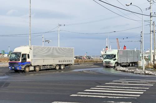 4月の改正労働基準法の適用が迫る物流業界。青森県は2024年度一般会計当初予算案に物流効率化事業などを盛り込む=23年12月、八戸市