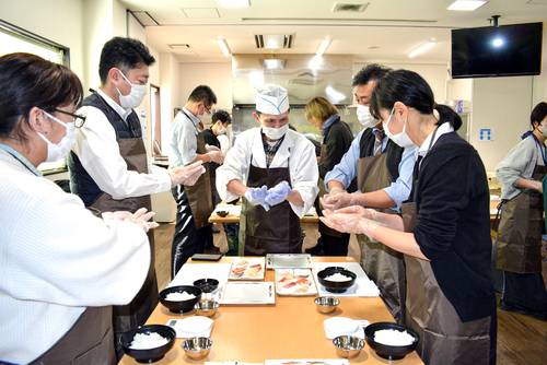 職人からすしの握り方を教わる参加者