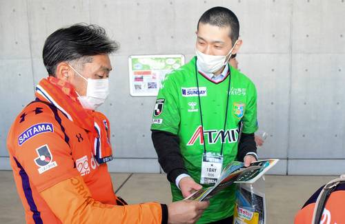 9月に八戸市で行われるアウェー戦をPRする八戸駅職員=NACK5スタジアム大宮