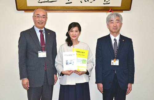 学校給食での誤飲防止へ、連携のための冊子を久慈市教委に寄贈した日當ます美代表(中央)