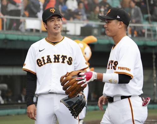 ヤクルトとのオープン戦に登板し、2回無失点だった巨人・西舘。右は坂本=沖縄セルラー