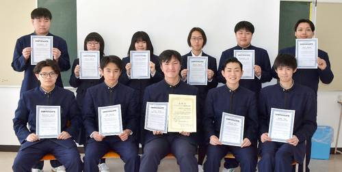 マリンマイスターに認定された八戸水産高の3年生11人