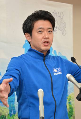 給食費無償化に関する見解を示す宮下宗一郎知事=29日、青森県庁