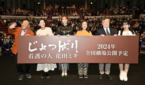 笑顔で映画をPRする出演者ら。左から3人目から順に王林さん、木野花さん、五十嵐匠監督=3日、八戸市公民館
