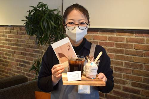特別メニューをPRする「エスタシオン」のスタッフ=1日、八戸市