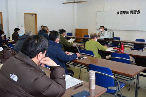 参加者が栽培管理など野菜作りの基本を学んだ講習会