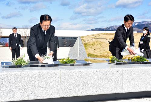 献花台に花を手向ける達増拓也岩手県知事(手前左)と工藤大輔県議会議長(同右)=11日、同県陸前高田市